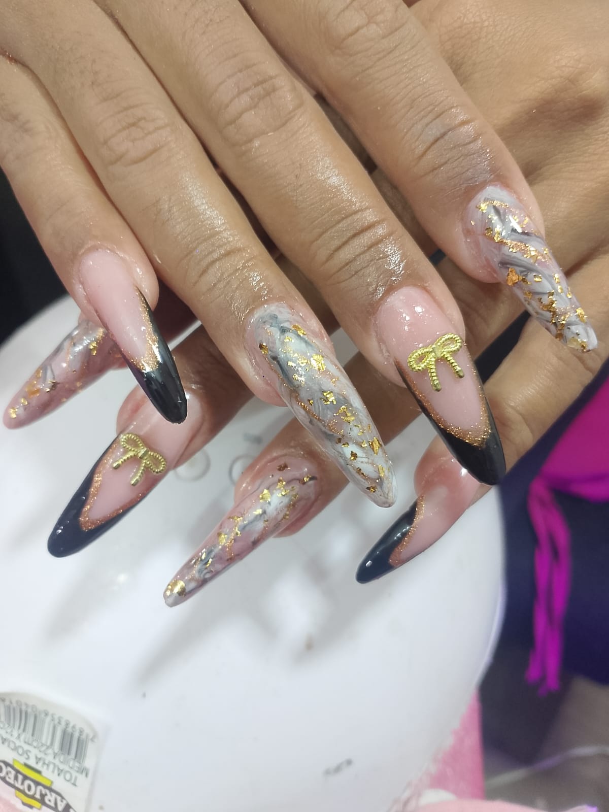 Unhas decoradas em preto e dourado