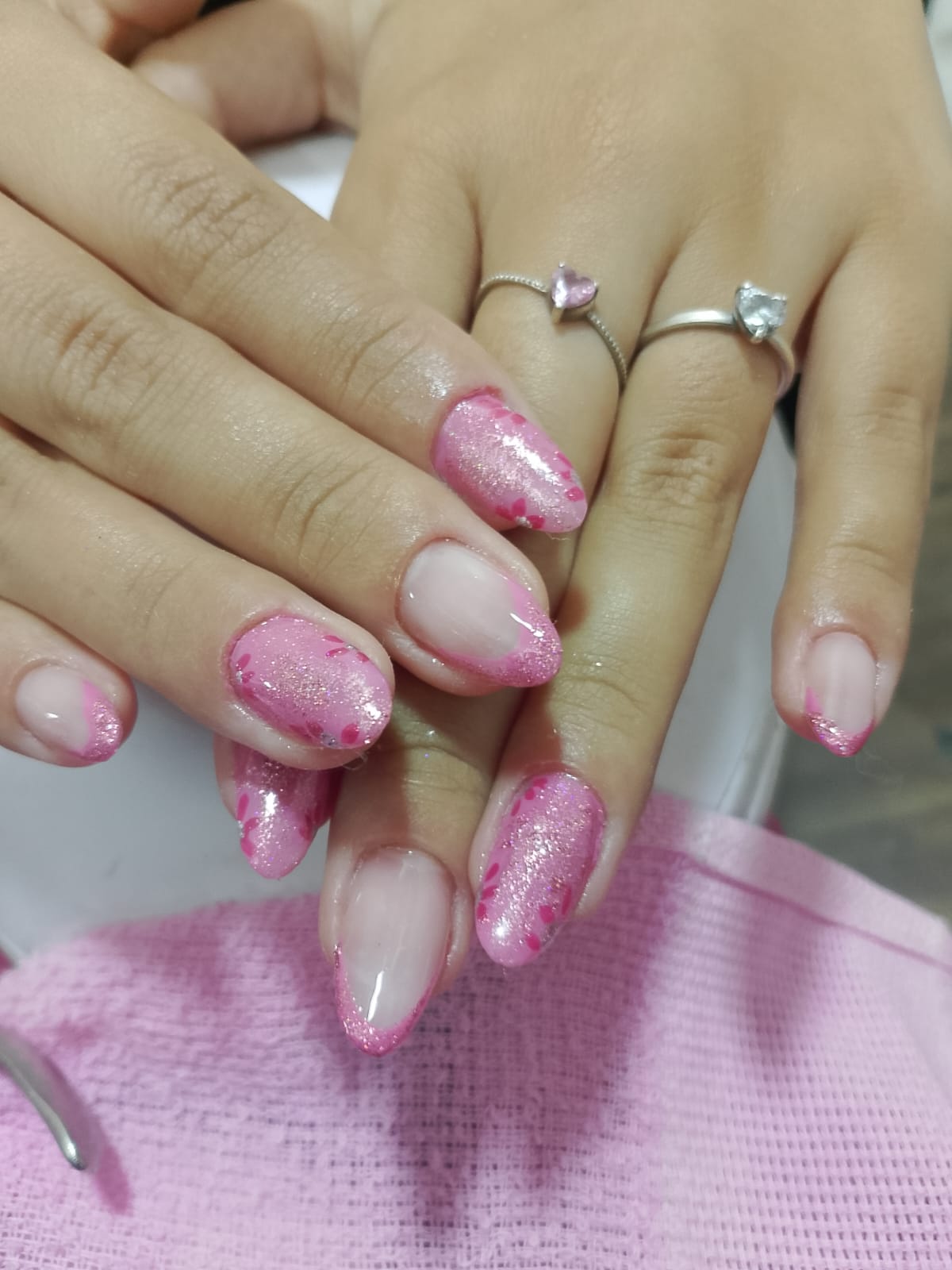 Unhas em tom rosa