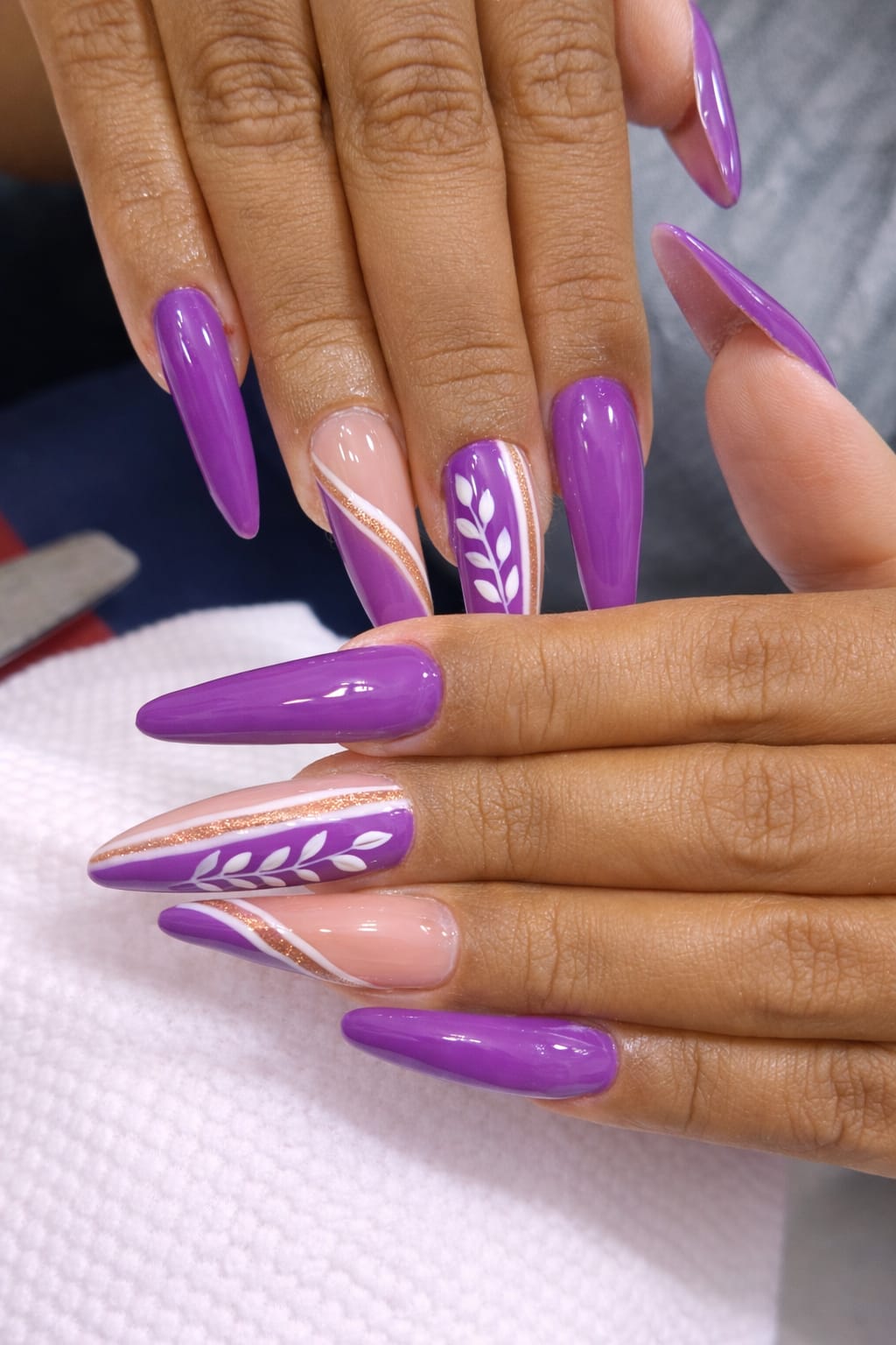 Unhas decoradas em tom roxo